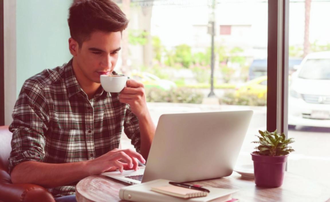 Persona trabajando en planificación financiera