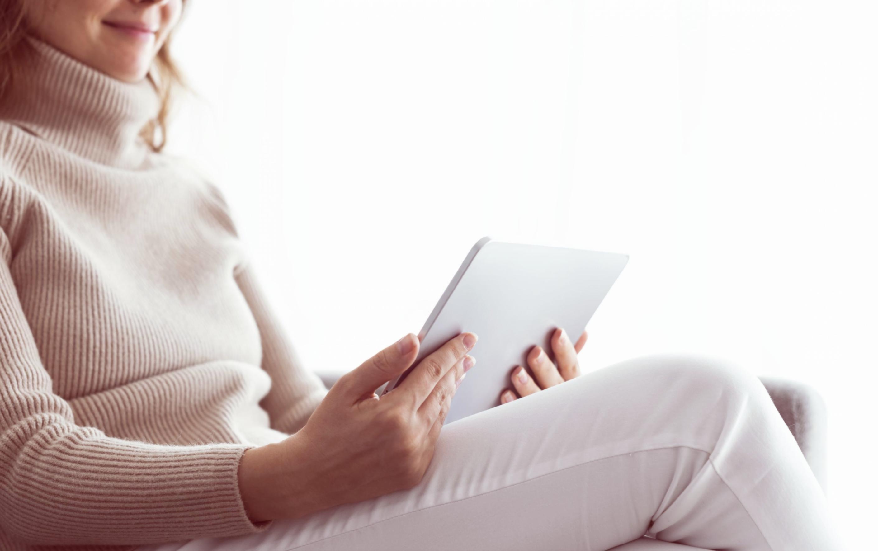 Estudiante revisando materiales de presupuesto en su computadora